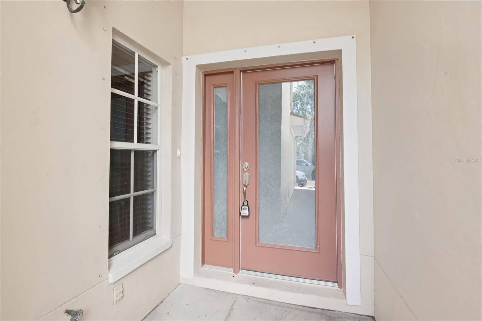 300 Valencia Cir photo 5