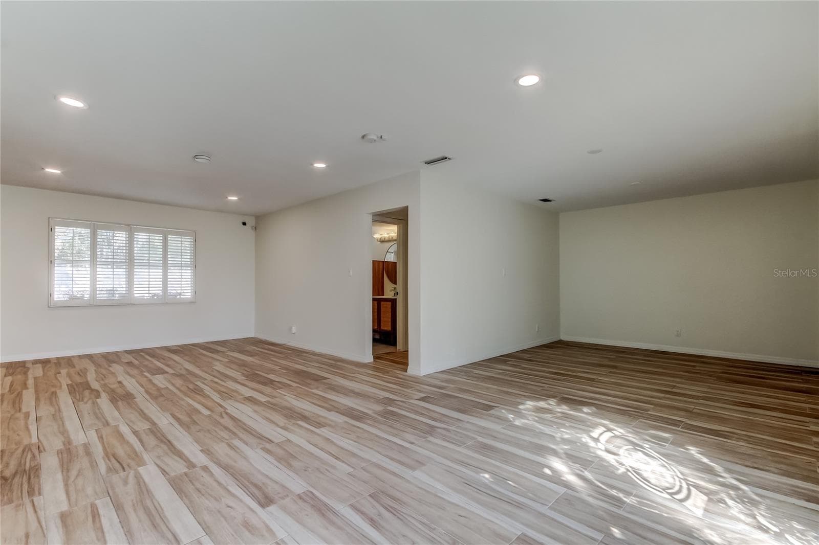 3936 E Eden Roc Cir