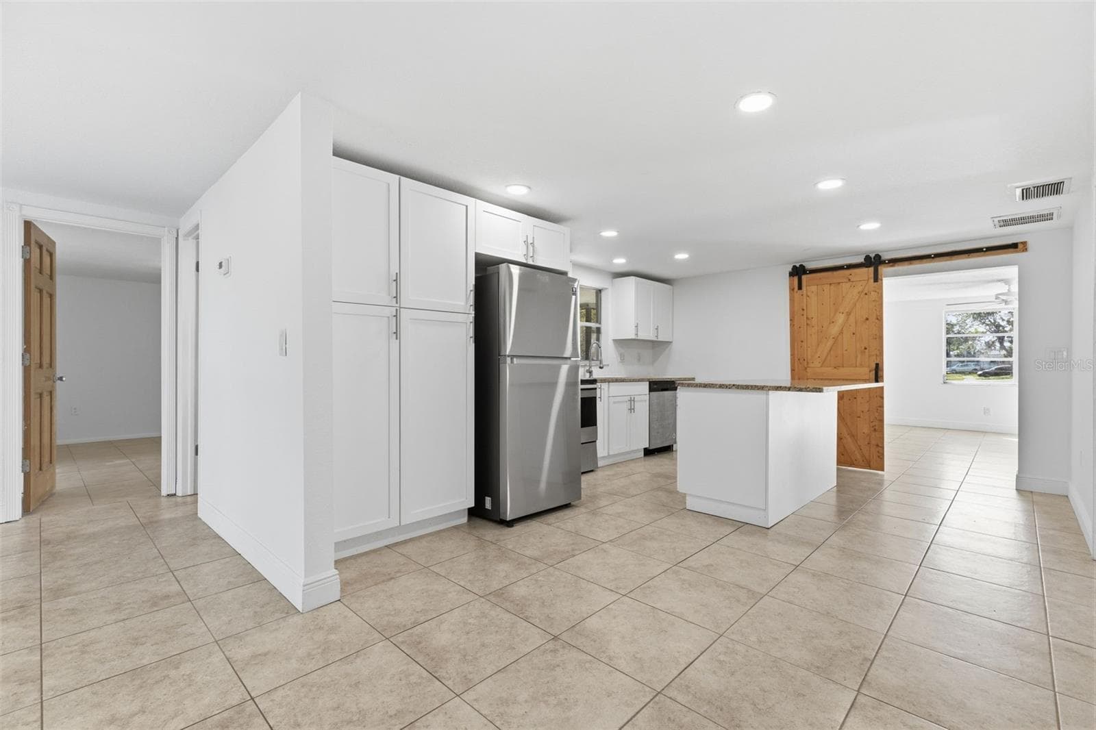 5802 Greenwood Way photo 4