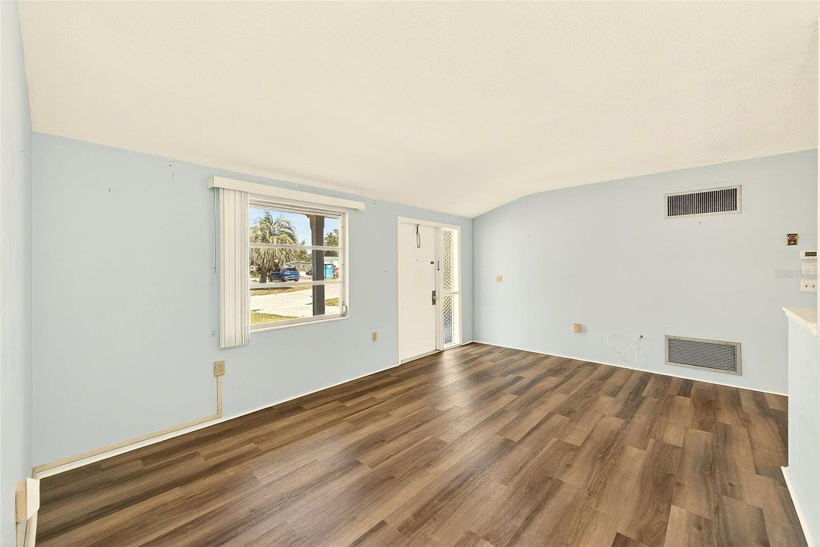 4936 Uranus Ave photo 4