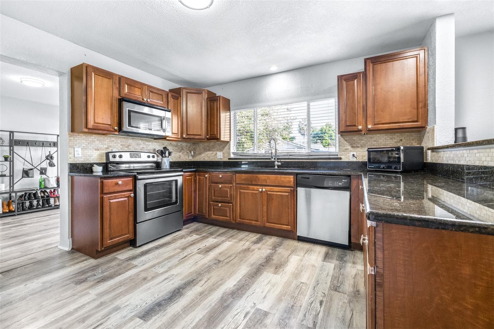 4116 N Marguerite St photo 3