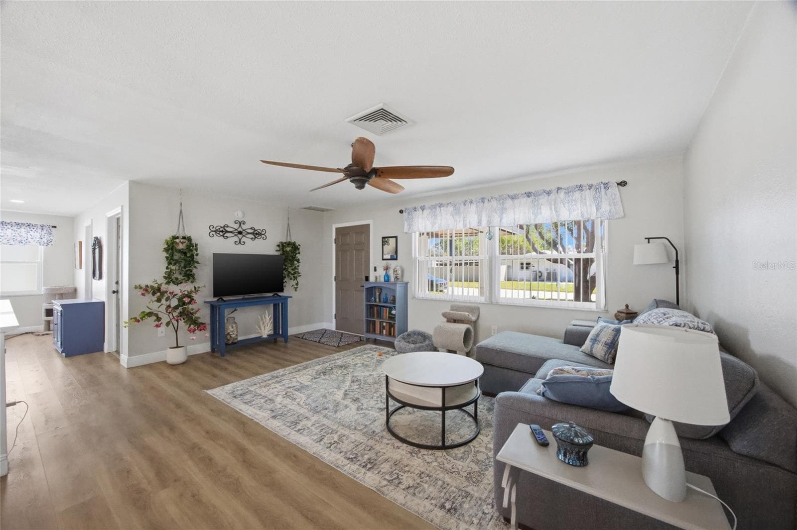 2190 Scotland Dr photo 4