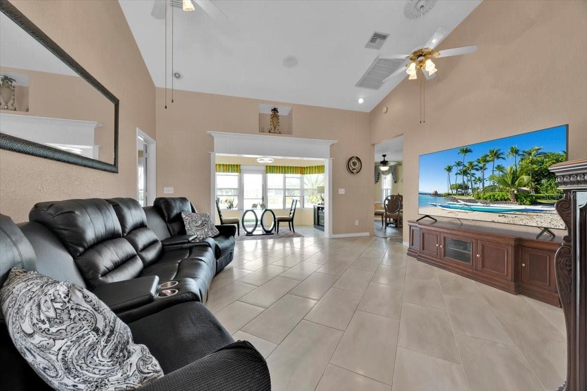 543 Clubhill Dr photo 3