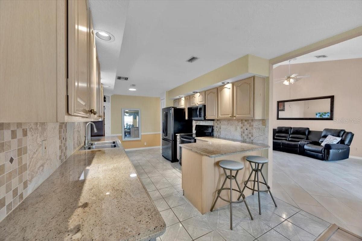 543 Clubhill Dr photo 5