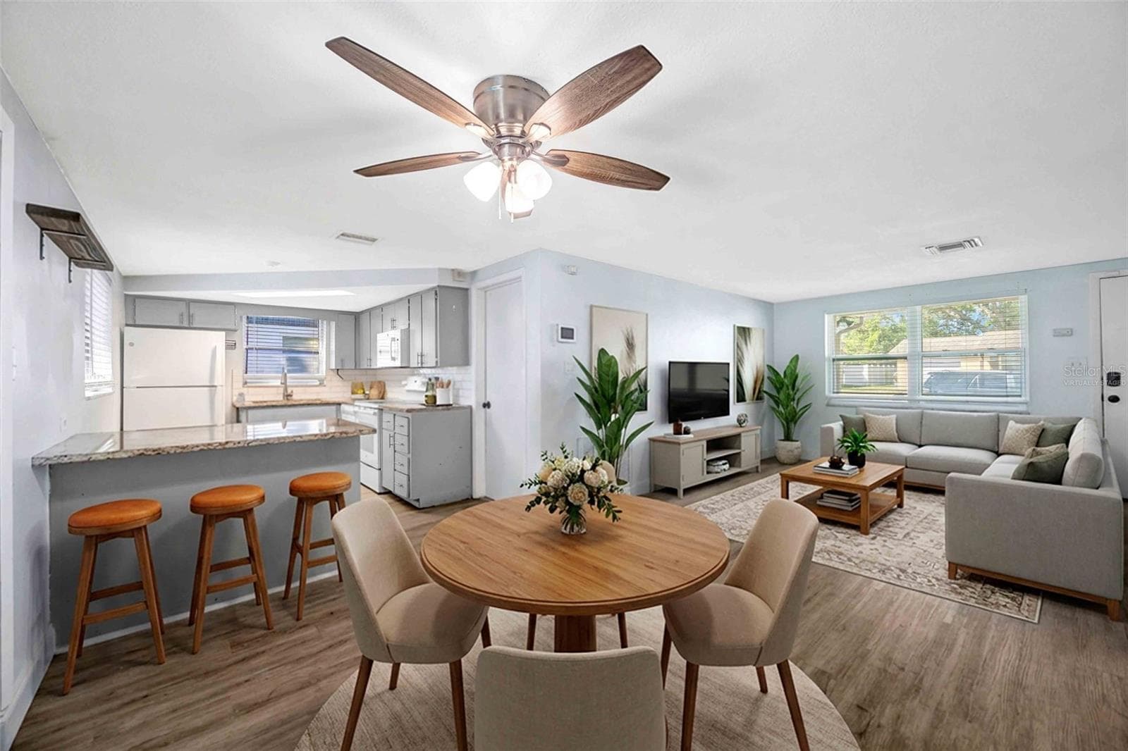 9040 Lunar Ln photo 3