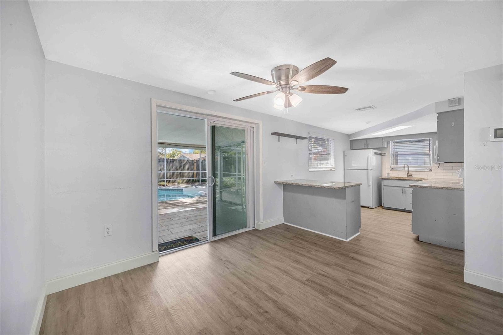 9040 Lunar Ln photo 5