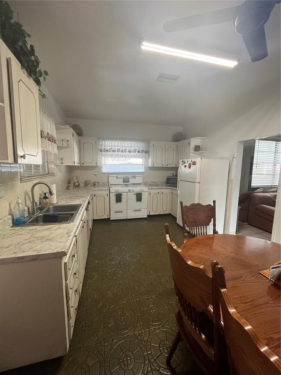 2405 Corrine St photo 5