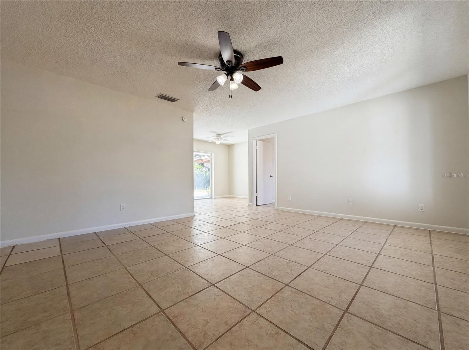 909 Winchester CT photo 3