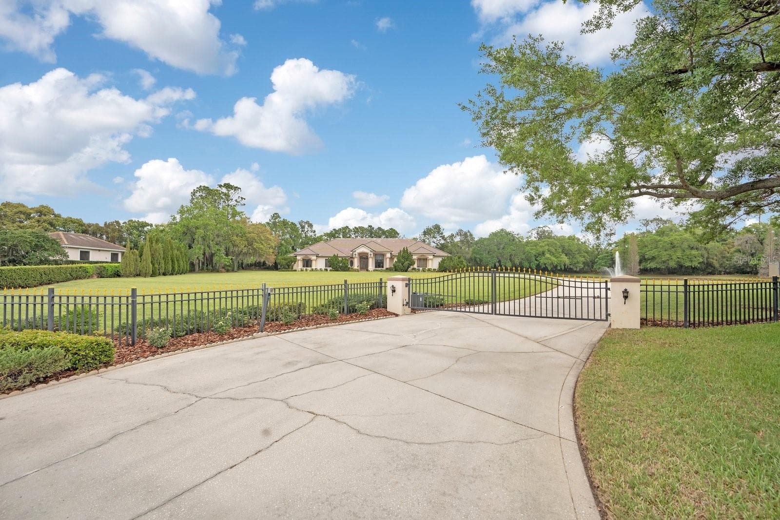 3300 Bridgefield Dr photo 5