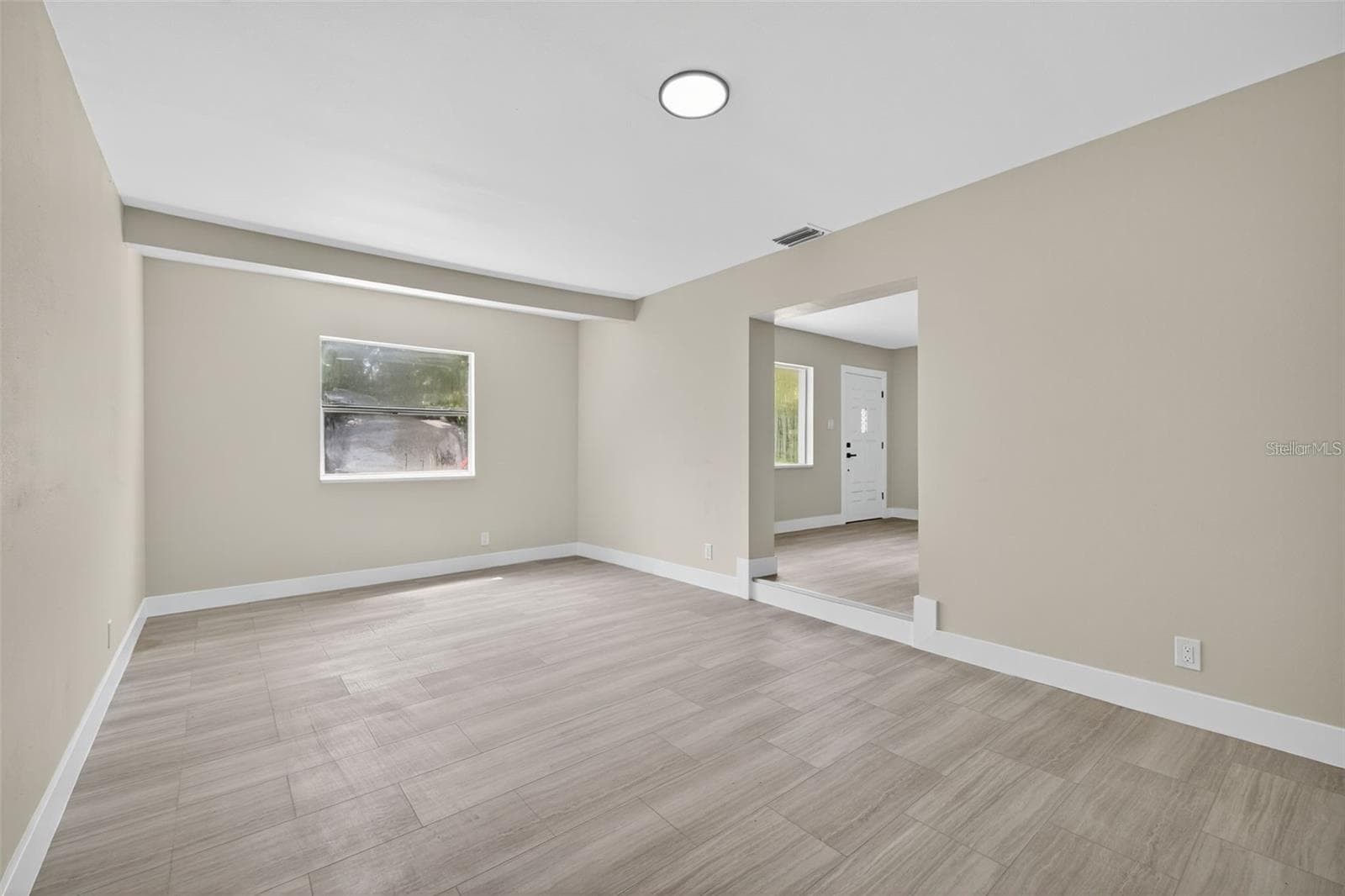 413 Country Club Dr photo 4