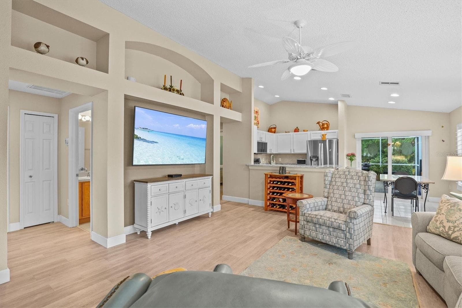 2945 Wood Pointe Dr photo 4