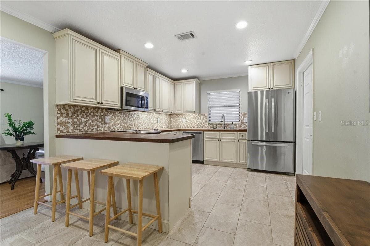 1467 Georgetowne Dr photo 3