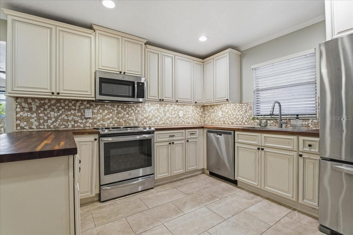 1467 Georgetowne Dr photo 4