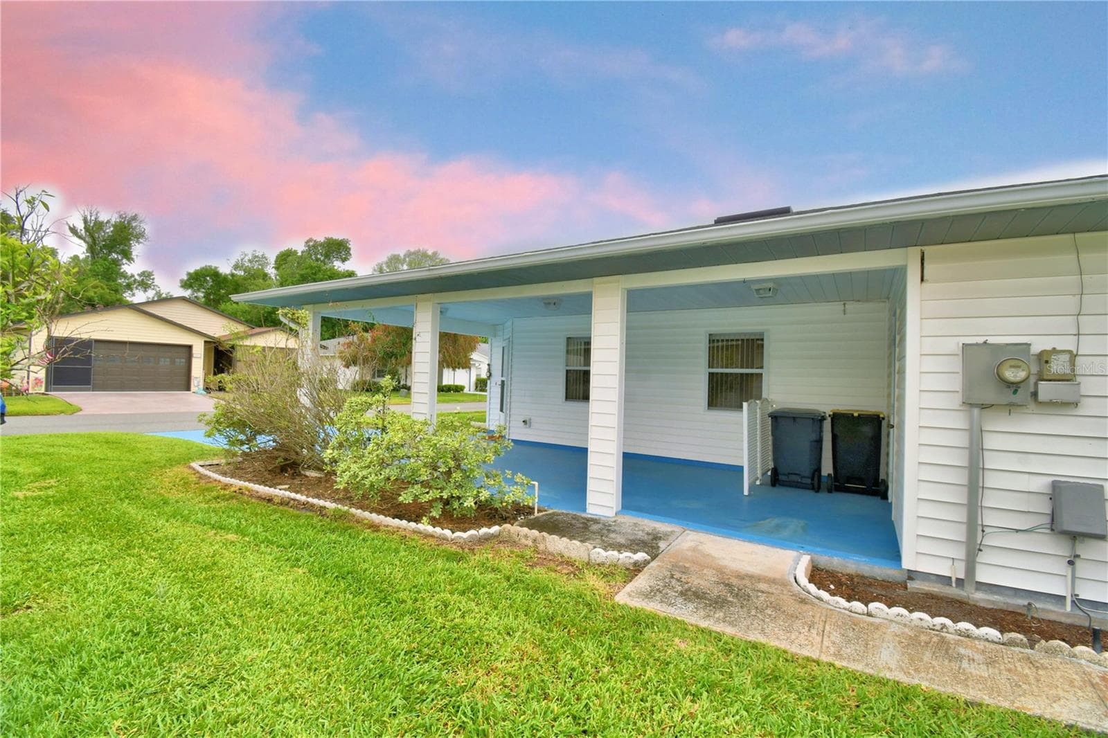 1690 Colonnades Cir N photo 3