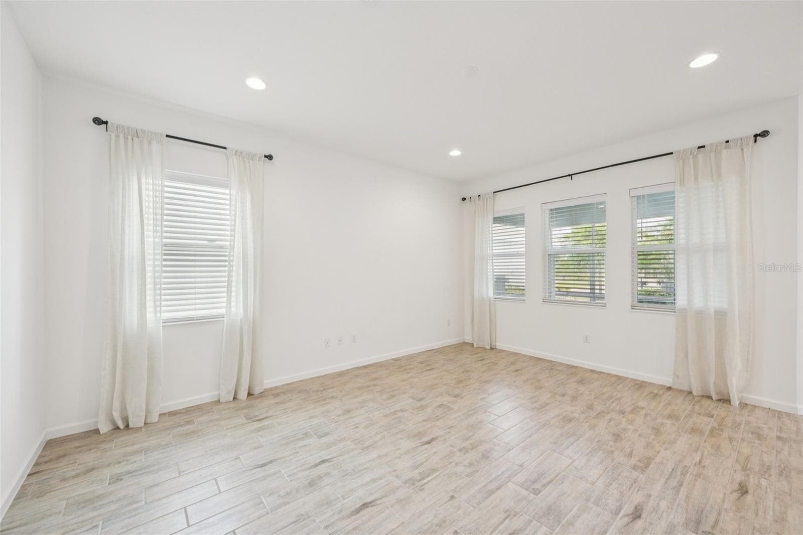 806 Winterside Dr photo 3
