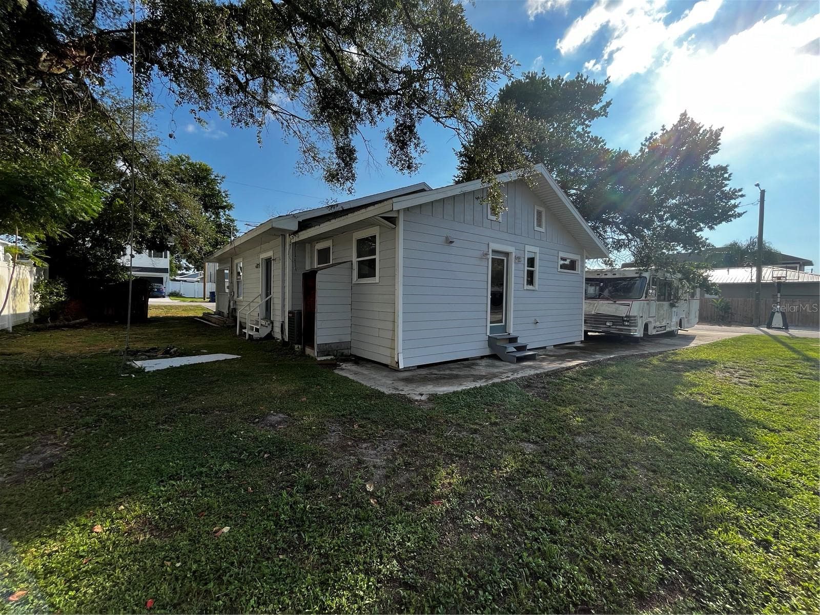 402 E Emma St photo 4