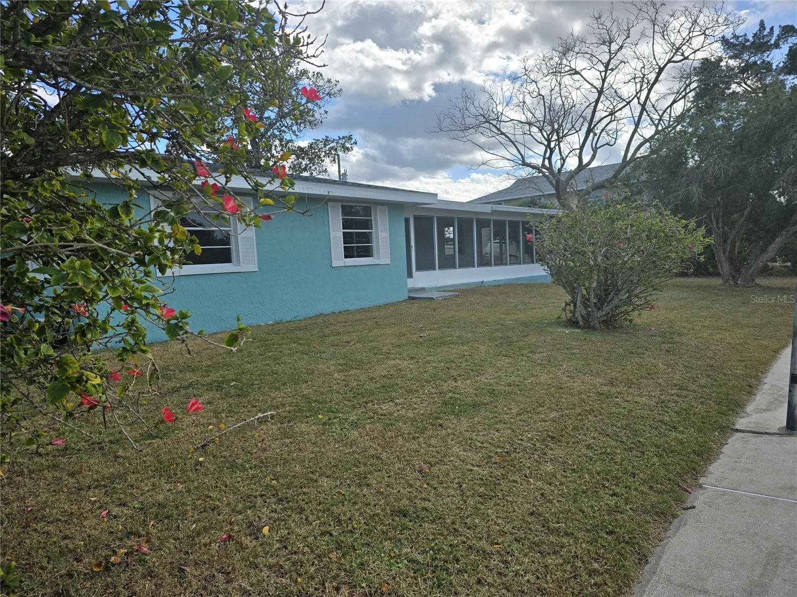 13737 Michelle Ave photo 4