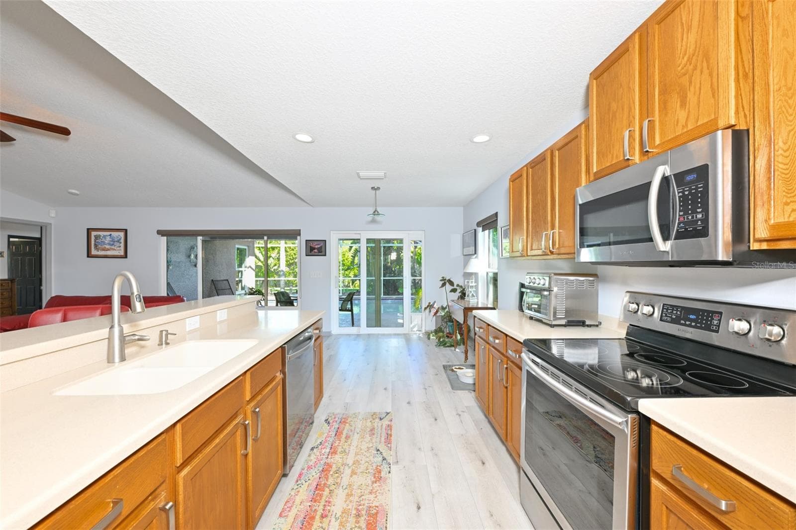 4061 Kingsfield Dr photo 3