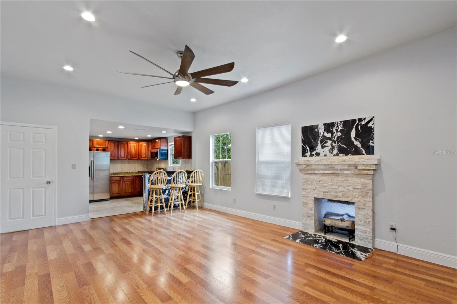 8514 N Mitchell Ave photo 4