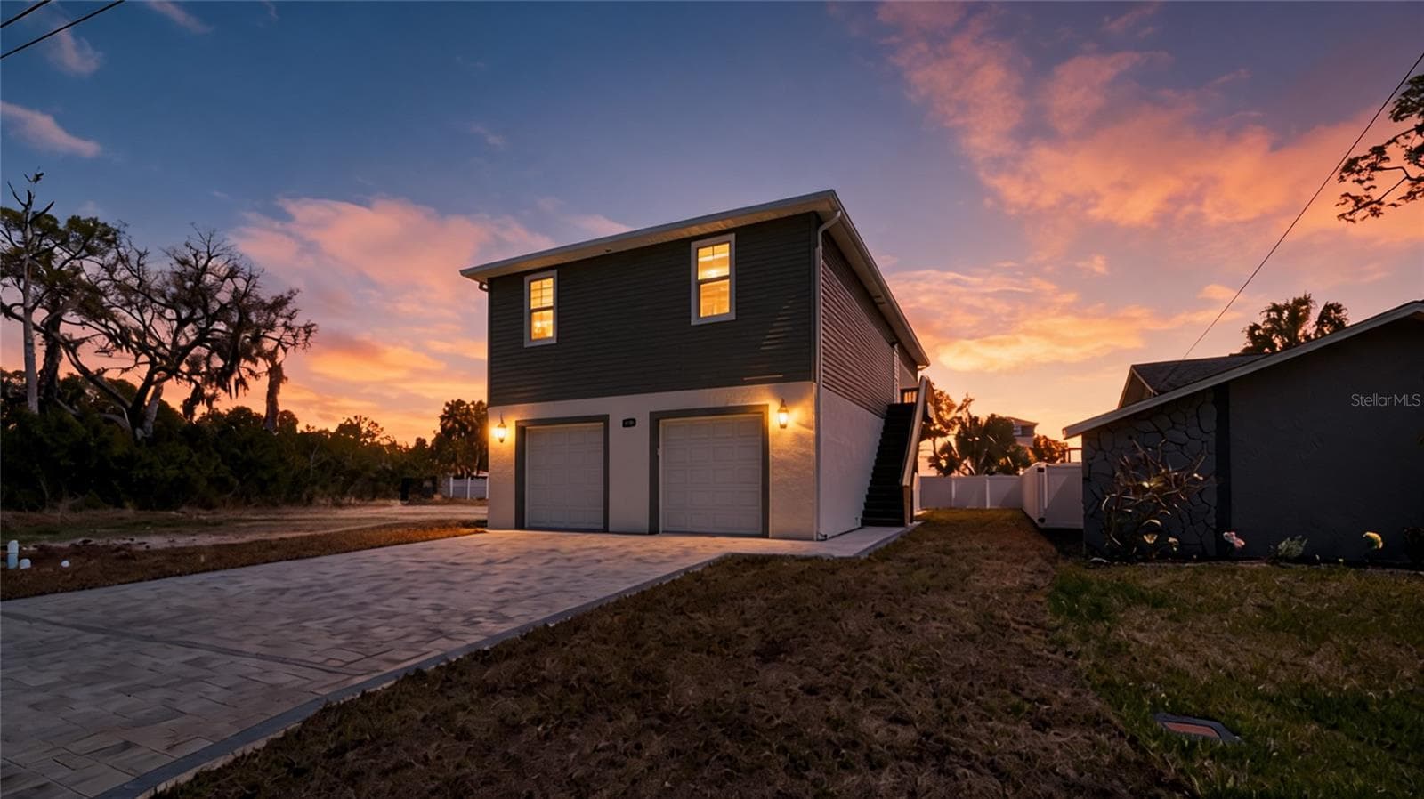 5056 Oak Leaf Ln