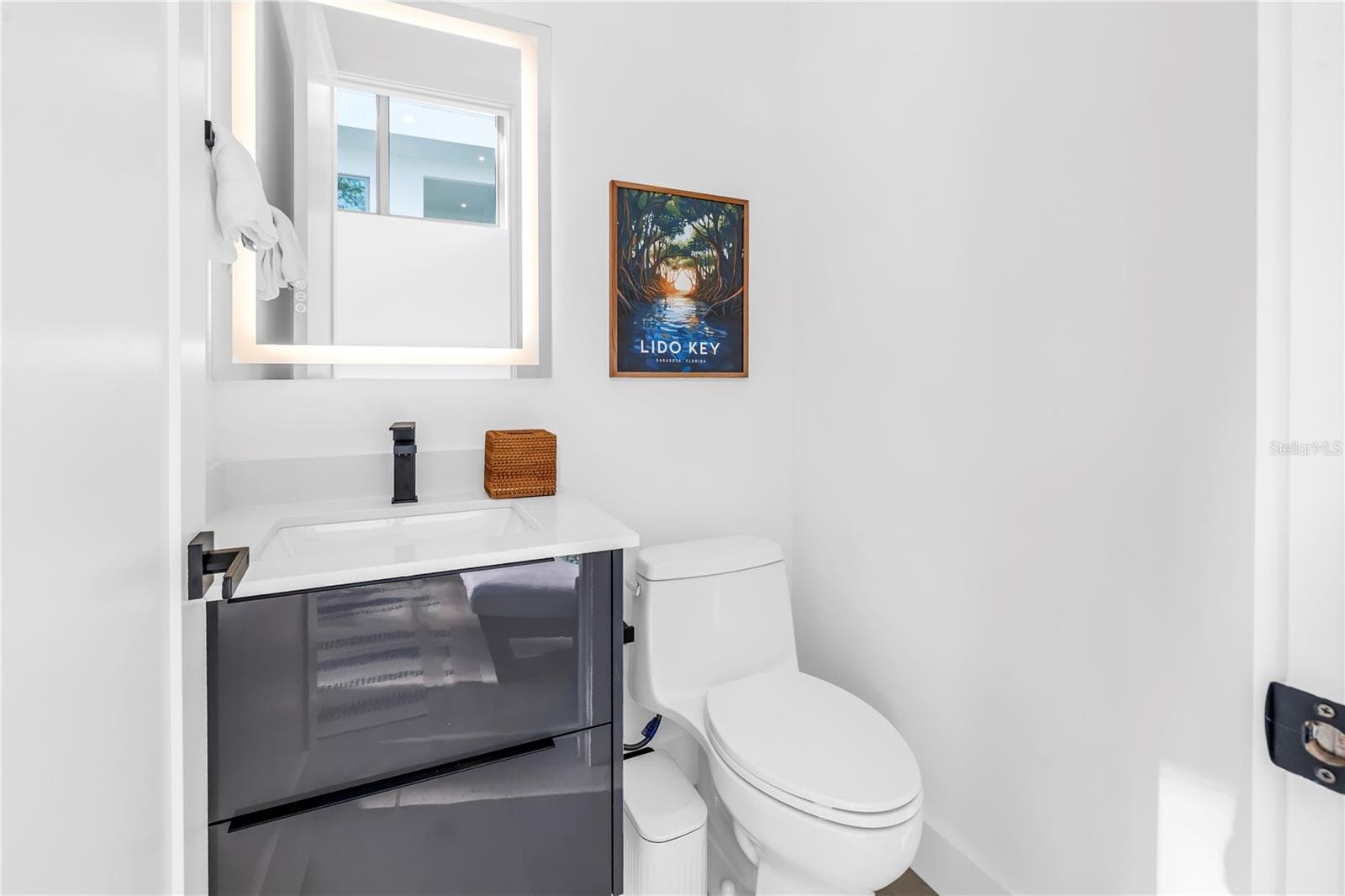 2564 Arlington St photo 4