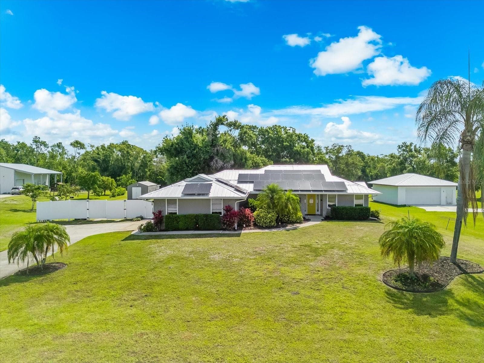 1821 Racimo Dr photo 3