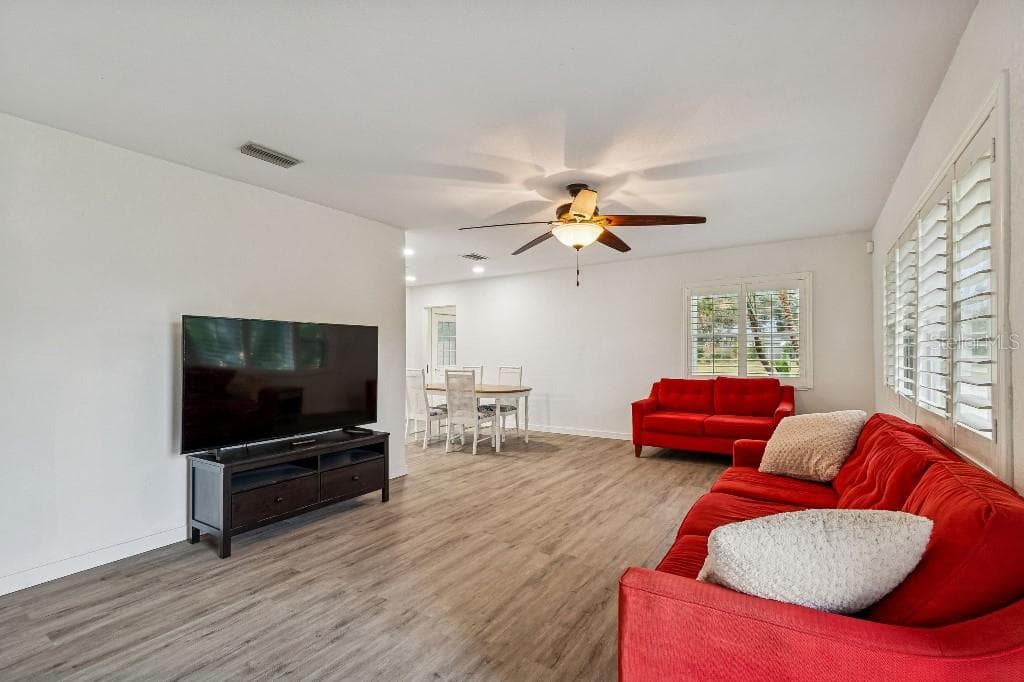 4601 Venetian Blvd NE photo 4