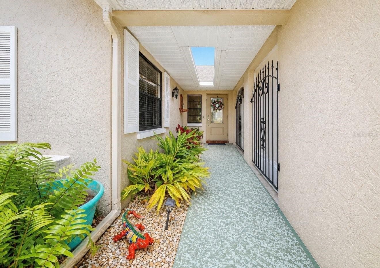 319 Linger Ln photo 5