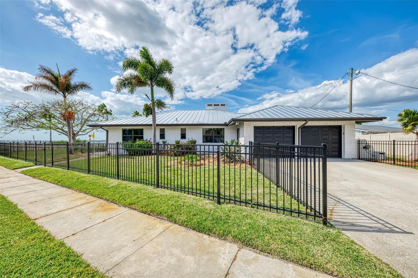 1822 Riverside Dr E photo 3