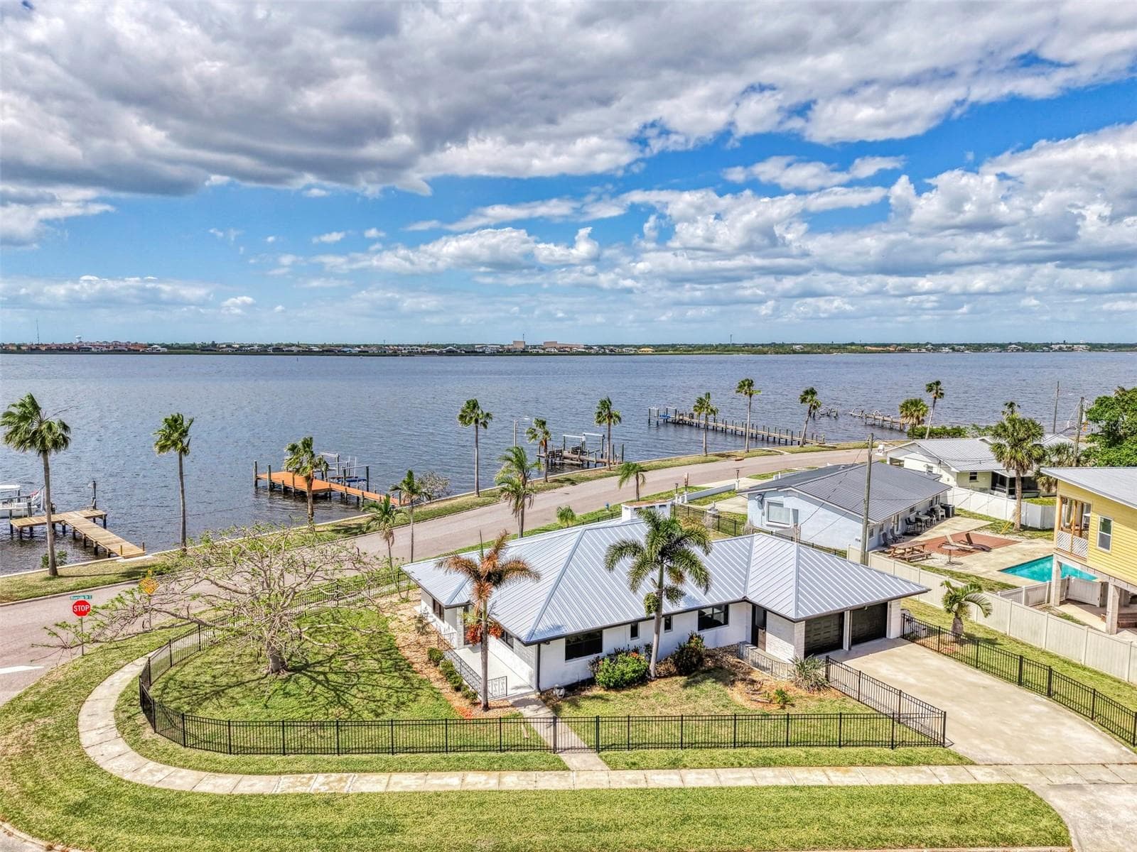1822 Riverside Dr E photo 4