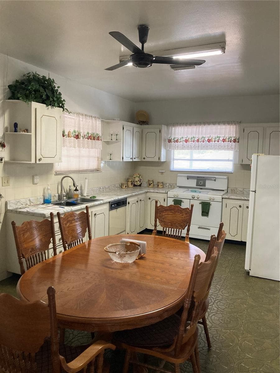 2405 Corrine St photo 4