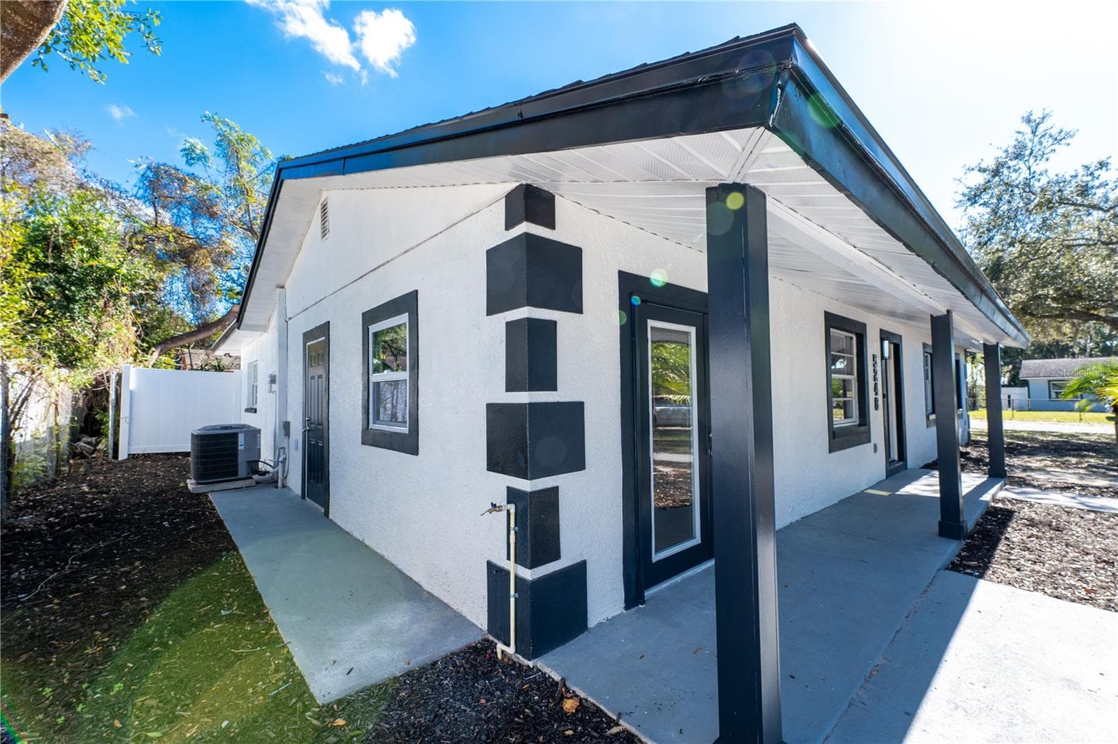 5248 King St photo 3
