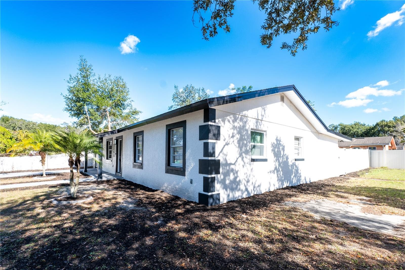 5248 King St photo 4