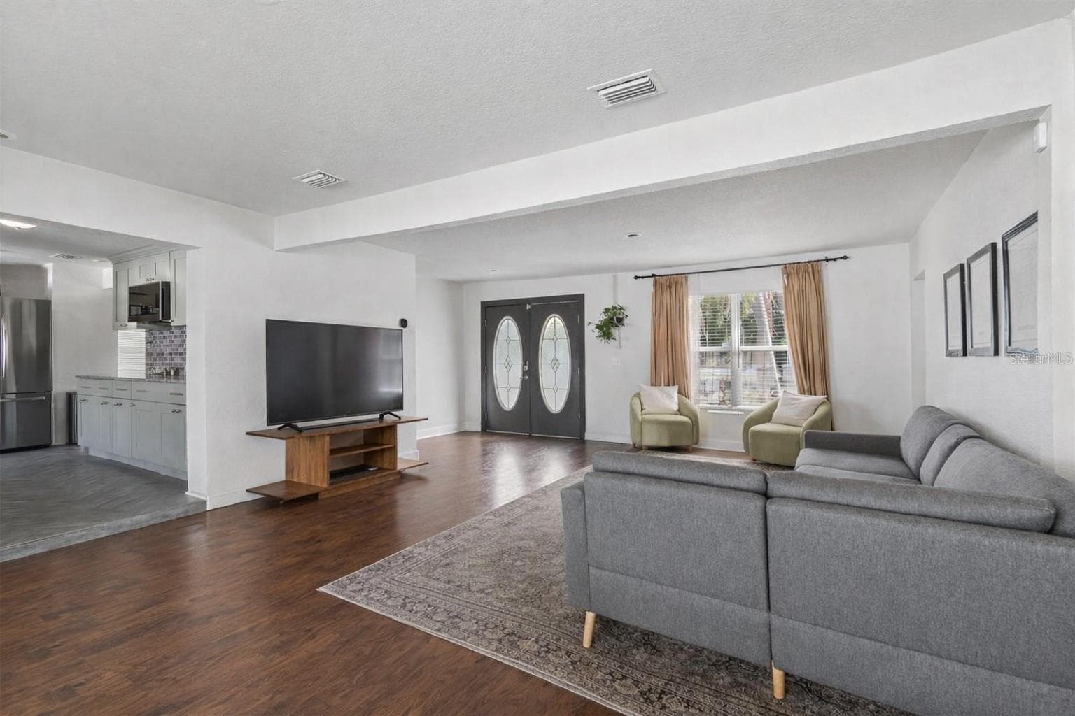 2301 W Eldred Dr photo 3