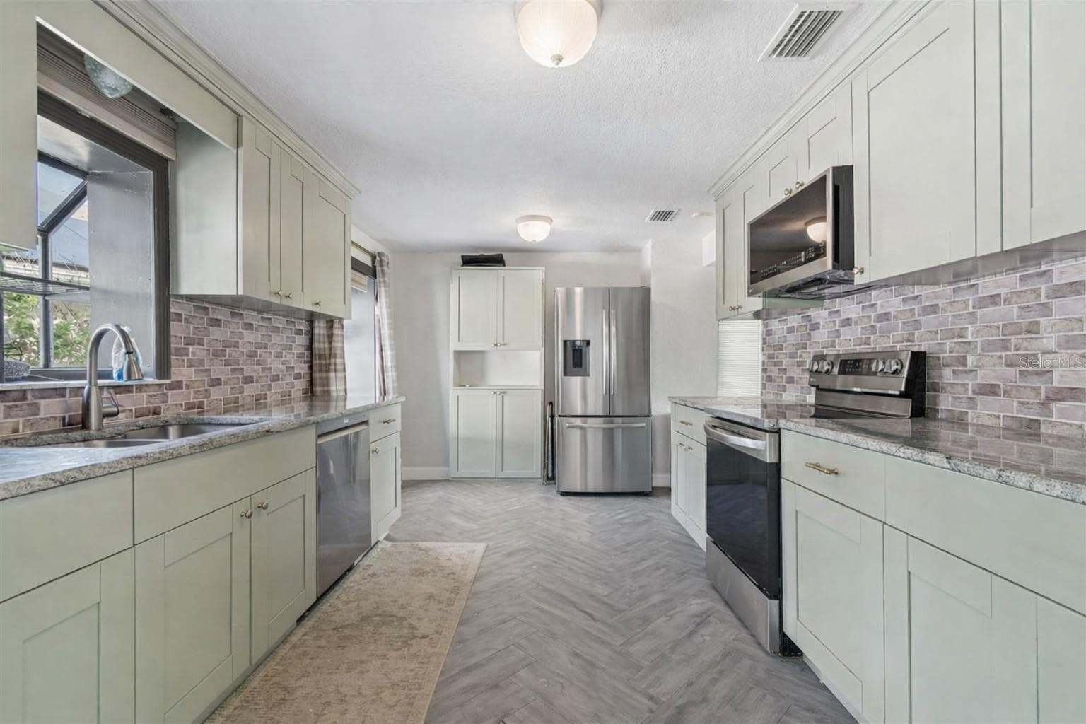 2301 W Eldred Dr photo 4