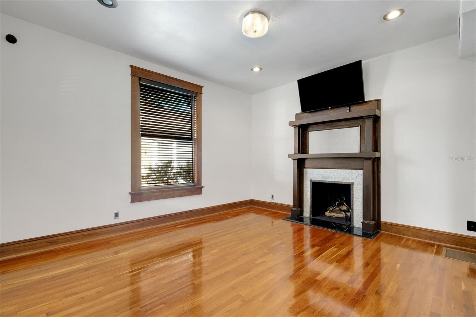 716 E Lime St photo 4