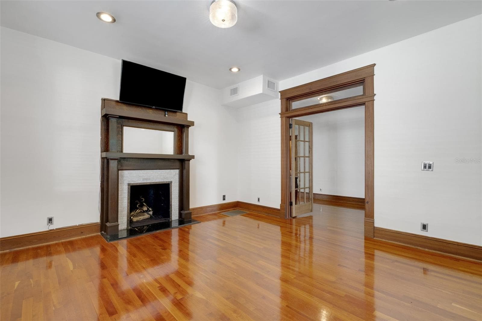 716 E Lime St photo 5