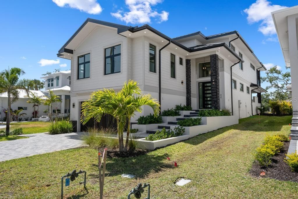 527 Venice Ln photo 3