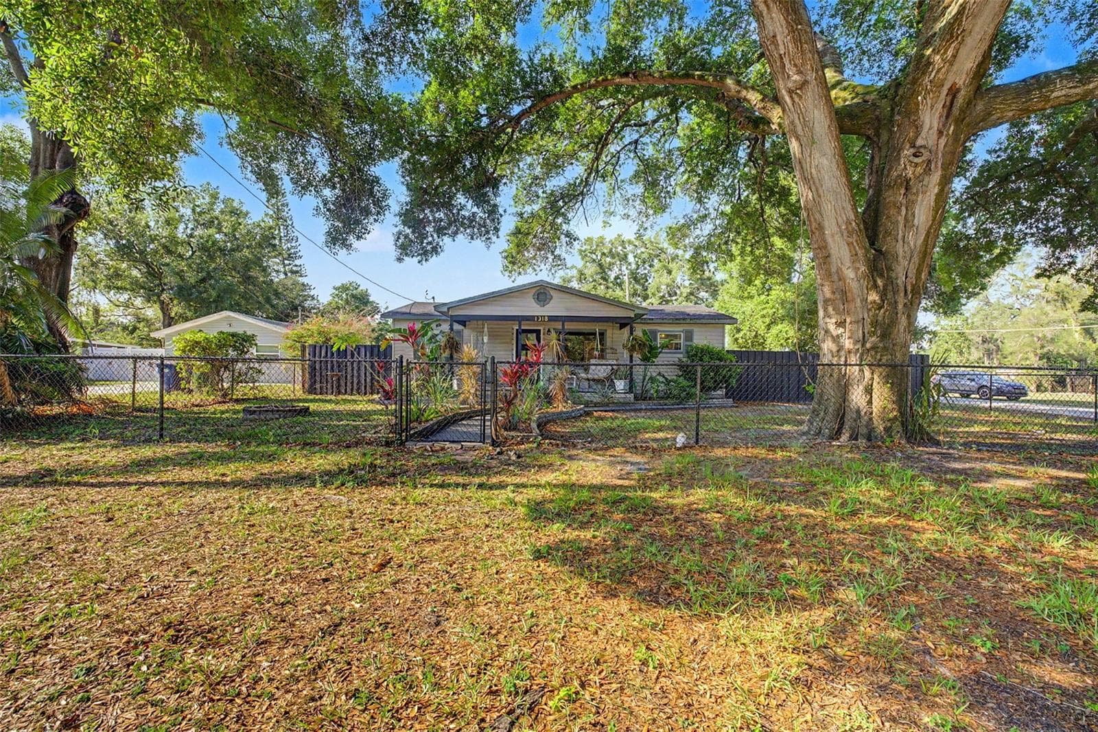 1318 W Rambla St photo 2