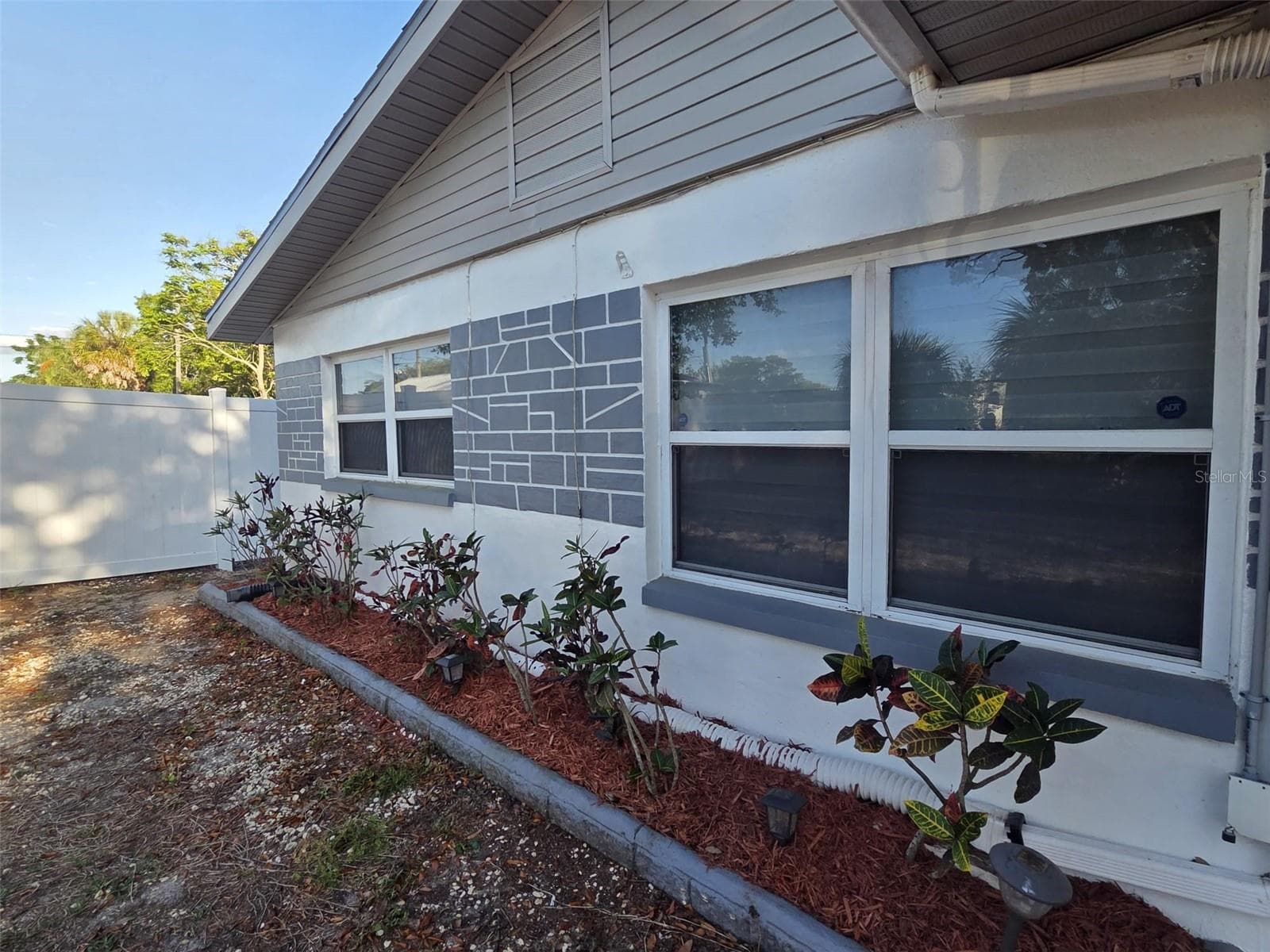 7216 James St photo 3