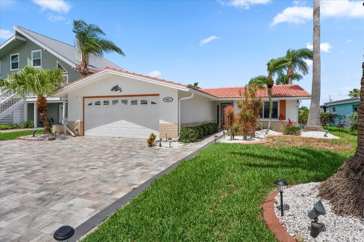 4951 Pompano Dr photo 3
