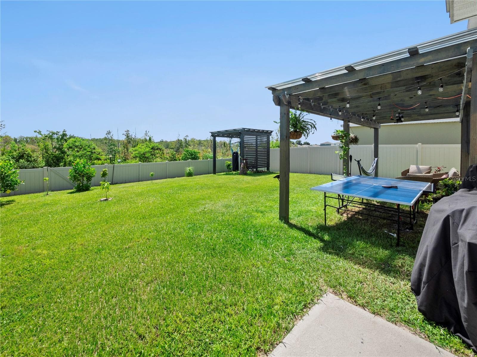 270 Meadowbrook Blvd photo 3