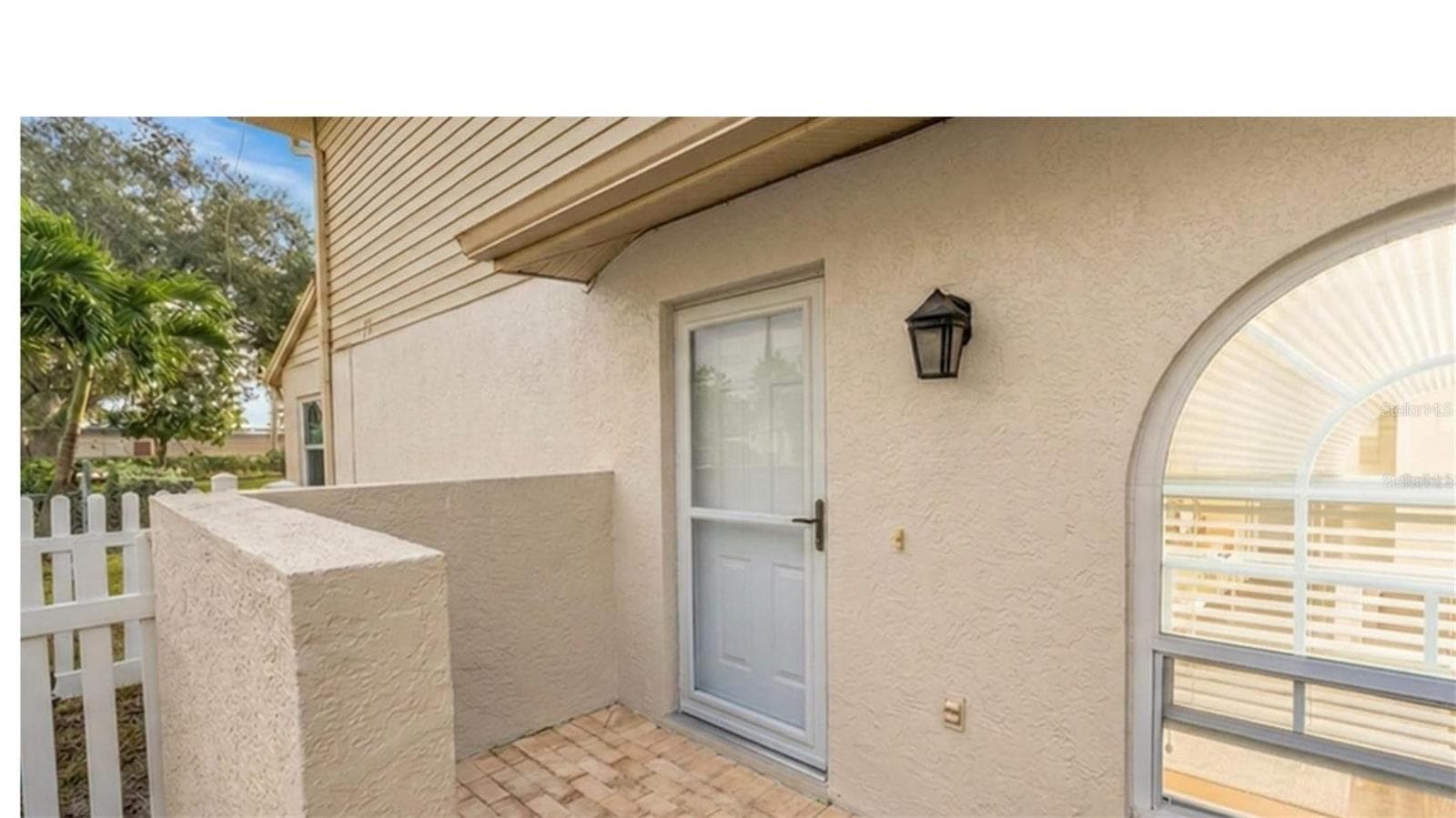 9049 Antigua Dr photo 4