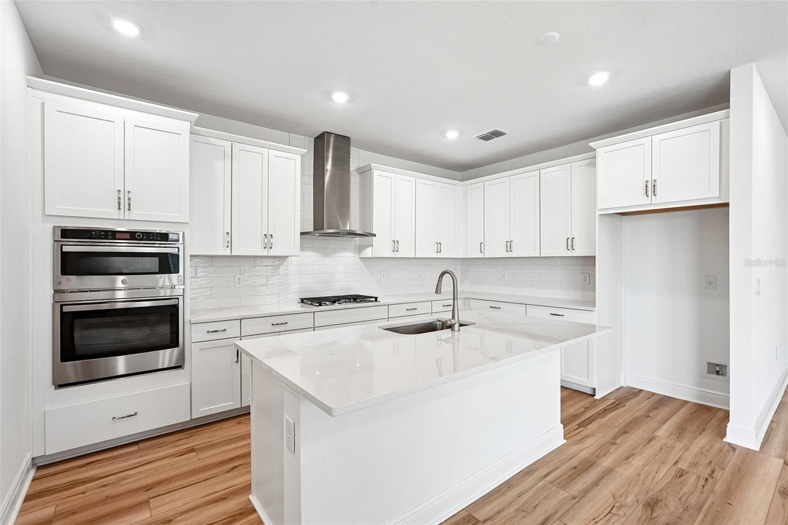8221 Seaflower Pkwy photo 3