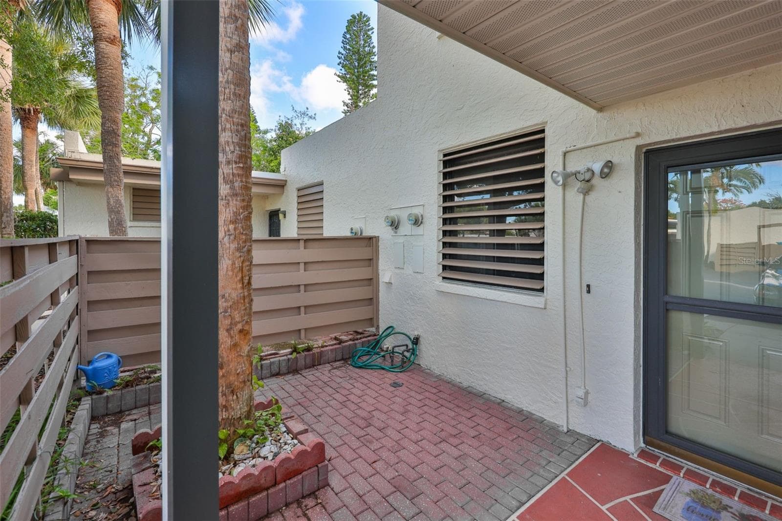 647 Woodlawn Dr #647 photo 3
