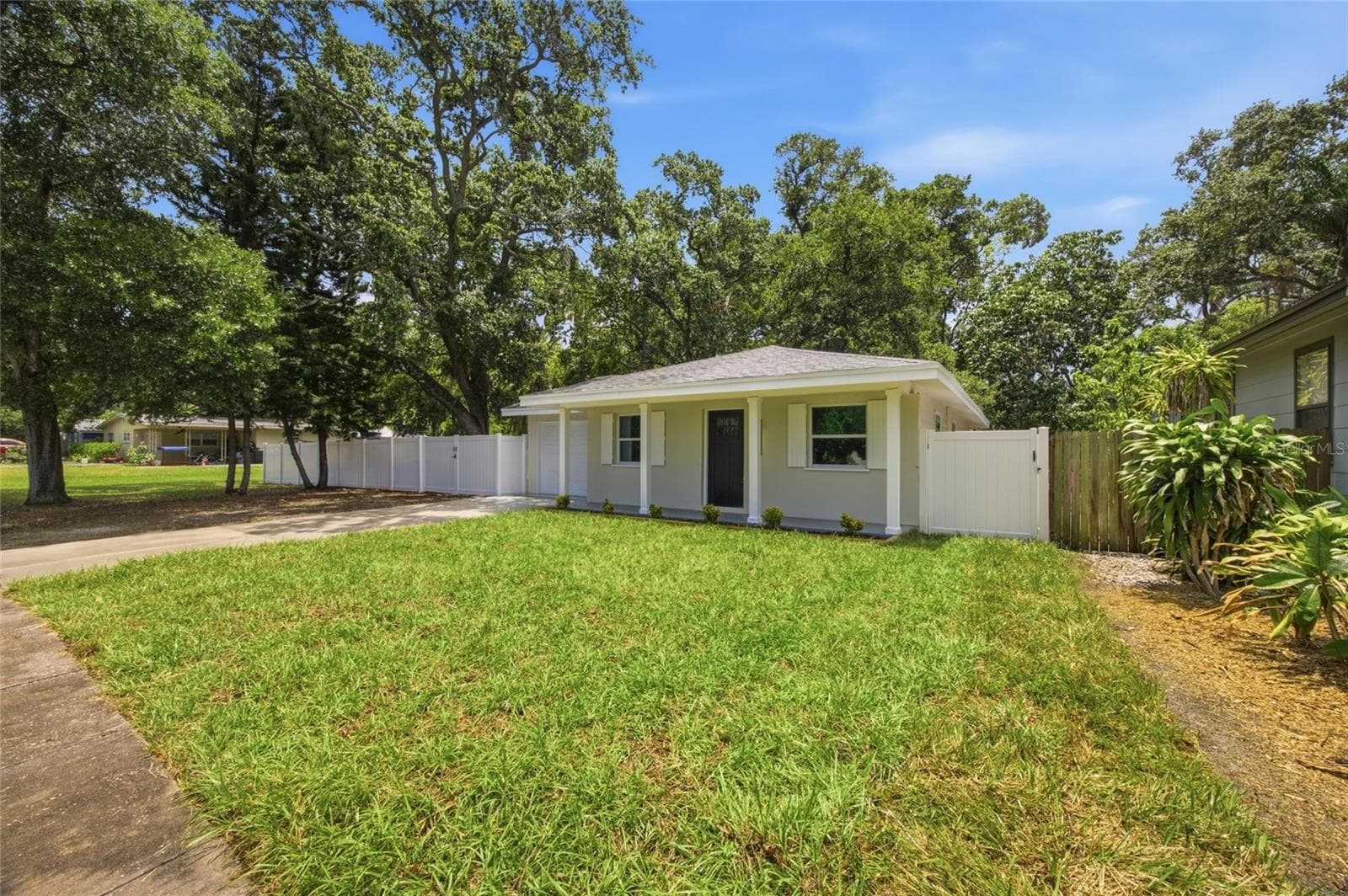 1333 Overlea St photo 3