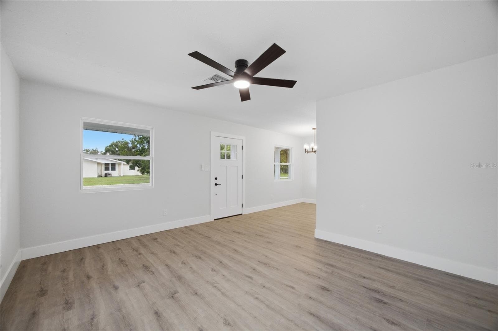 1333 Overlea St photo 5