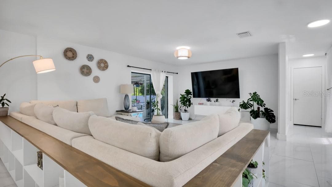 1307 Normandy Cir photo 4