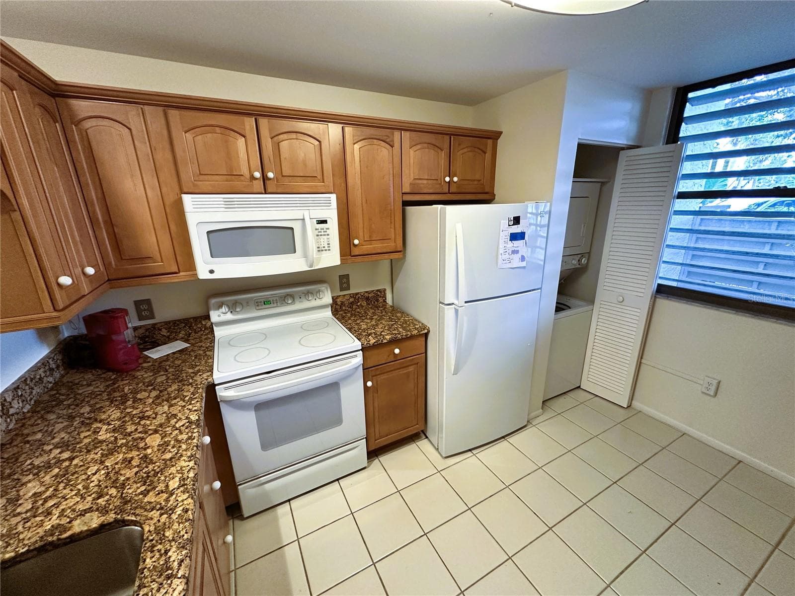 645 Woodlawn Dr photo 3