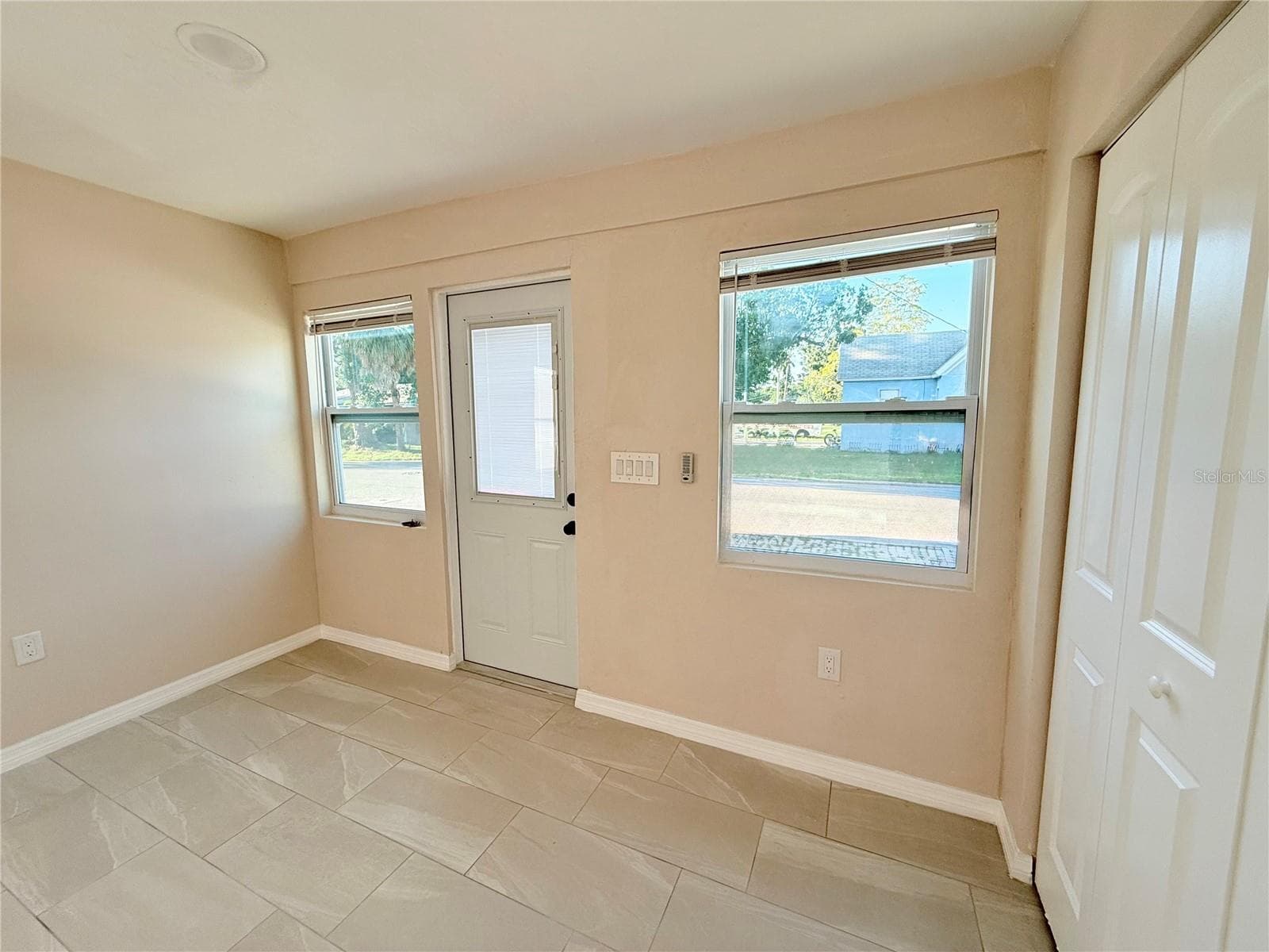 1015 23rd Ave W photo 3